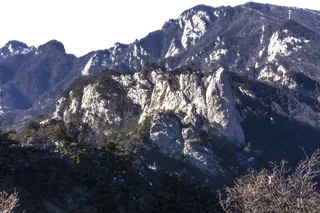 绵延起伏陡峭的大山