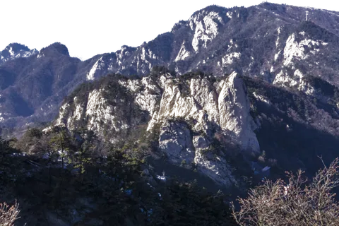 绵延起伏陡峭的大山 绵延起伏陡峭的大山