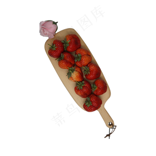 一盘美味新鲜的奶油草莓