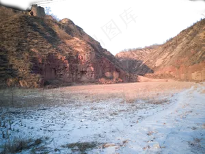 绵延起伏荒芜的山峰