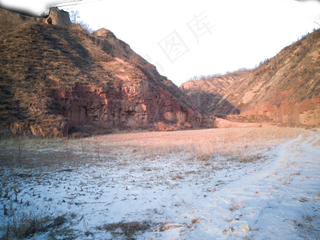 绵延起伏荒芜的山峰