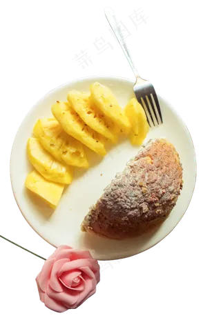 白色盘子里的水果菠萝和半块面包