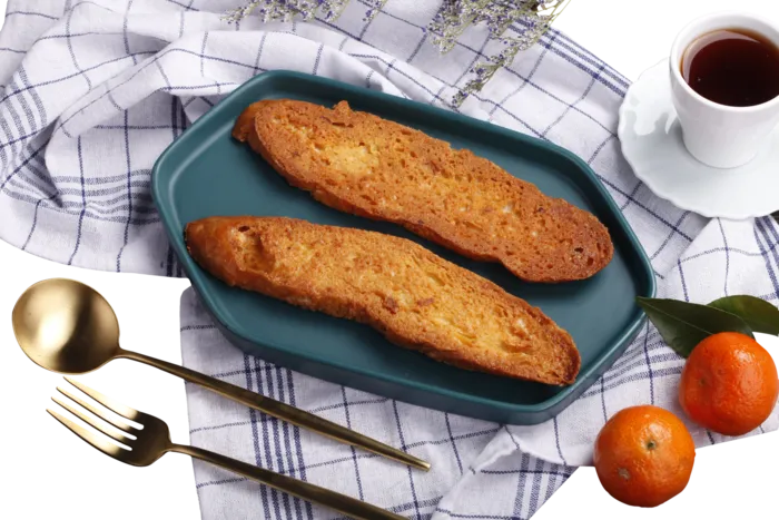 勺子叉子盘子里的食物点心橘子