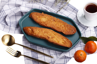 勺子叉子盘子里的食物点心橘子