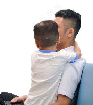 拥抱父亲的孩子