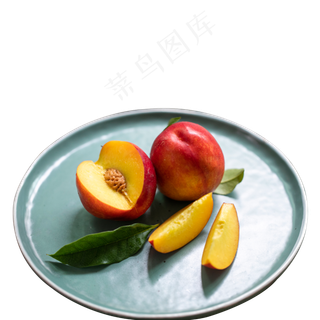 一盘切开的桃子水果
