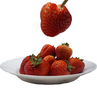一盘美味的红色草莓