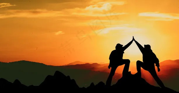 创意合成夕阳下成功登顶击掌庆祝人物剪影背景图片素材