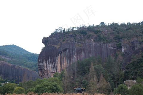 陡峭重峦叠嶂的山峰