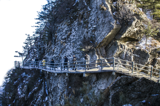 陡峭险峻秀丽的大山