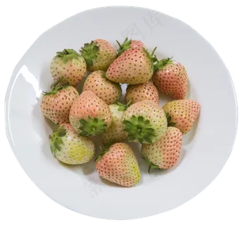 一盘新鲜的牛奶草莓