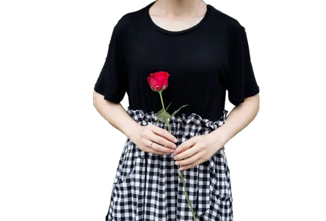女孩手拿玫瑰