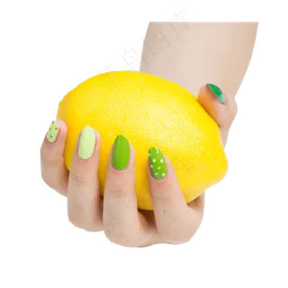 黄色手拿柠檬的手