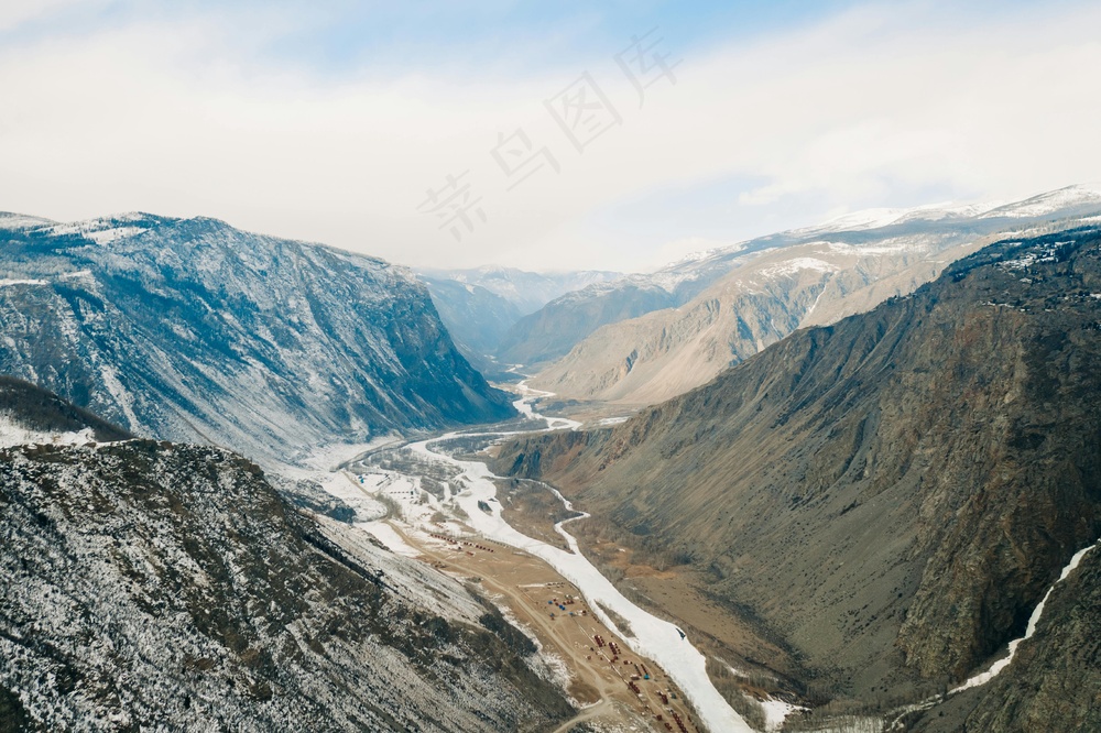 峡谷中的蜿蜒河流：大自然的雕刻
