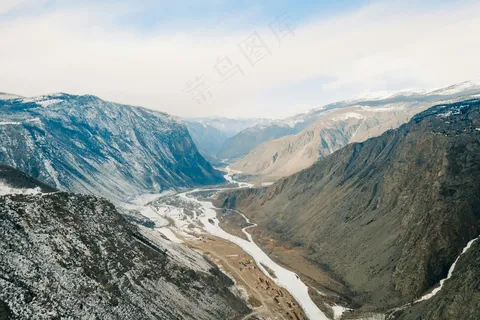 峡谷中的蜿蜒河流:大自然的雕刻 峡谷中的蜿蜒河流:大自然的雕刻