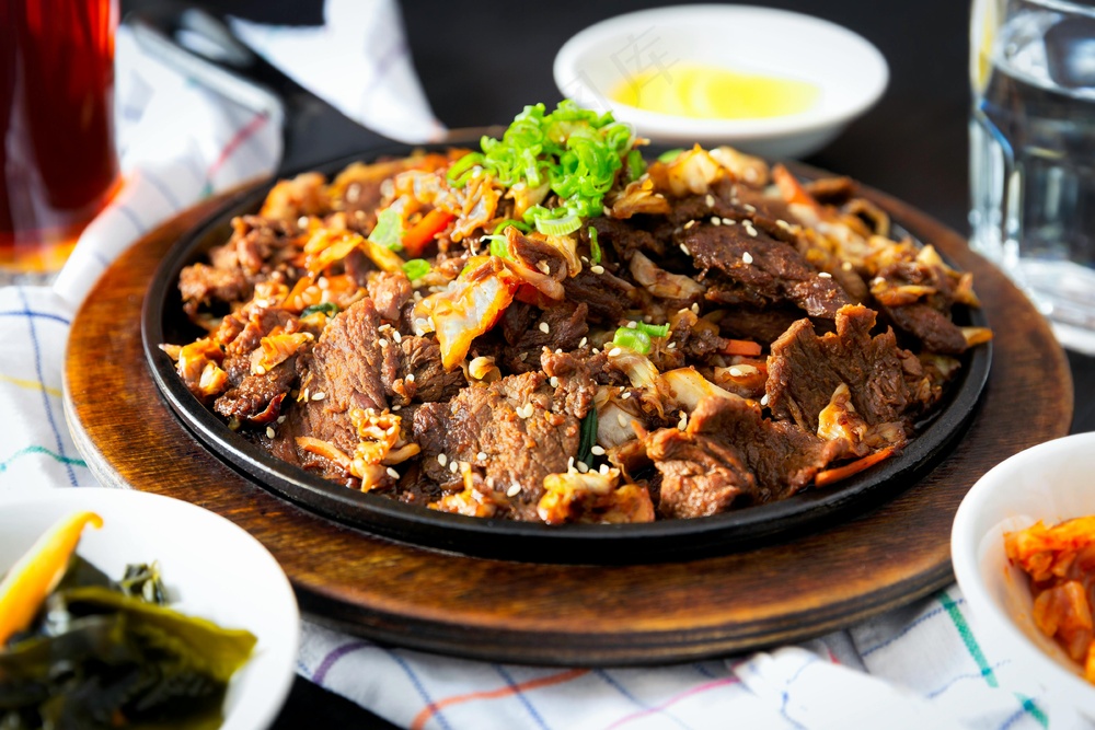 板上熟肉图片