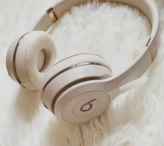 米白色居家风头戴式耳机样机