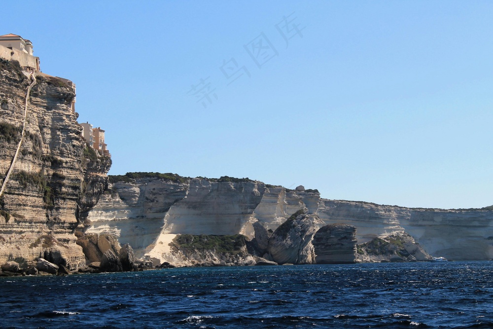 宁静海岸线与悬崖峭壁