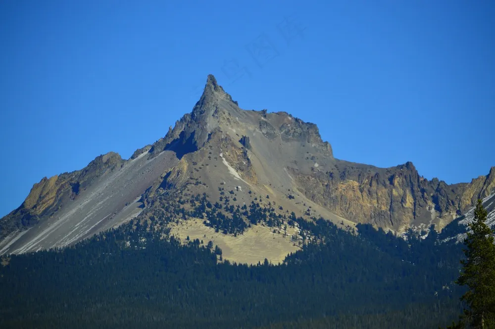 蔚蓝天空下的雄伟山峰
