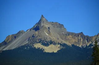 蔚蓝天空下的雄伟山峰