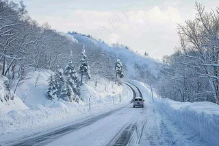 冬天雪山山区公路行驶的汽车白雪覆盖寒冷摄影图