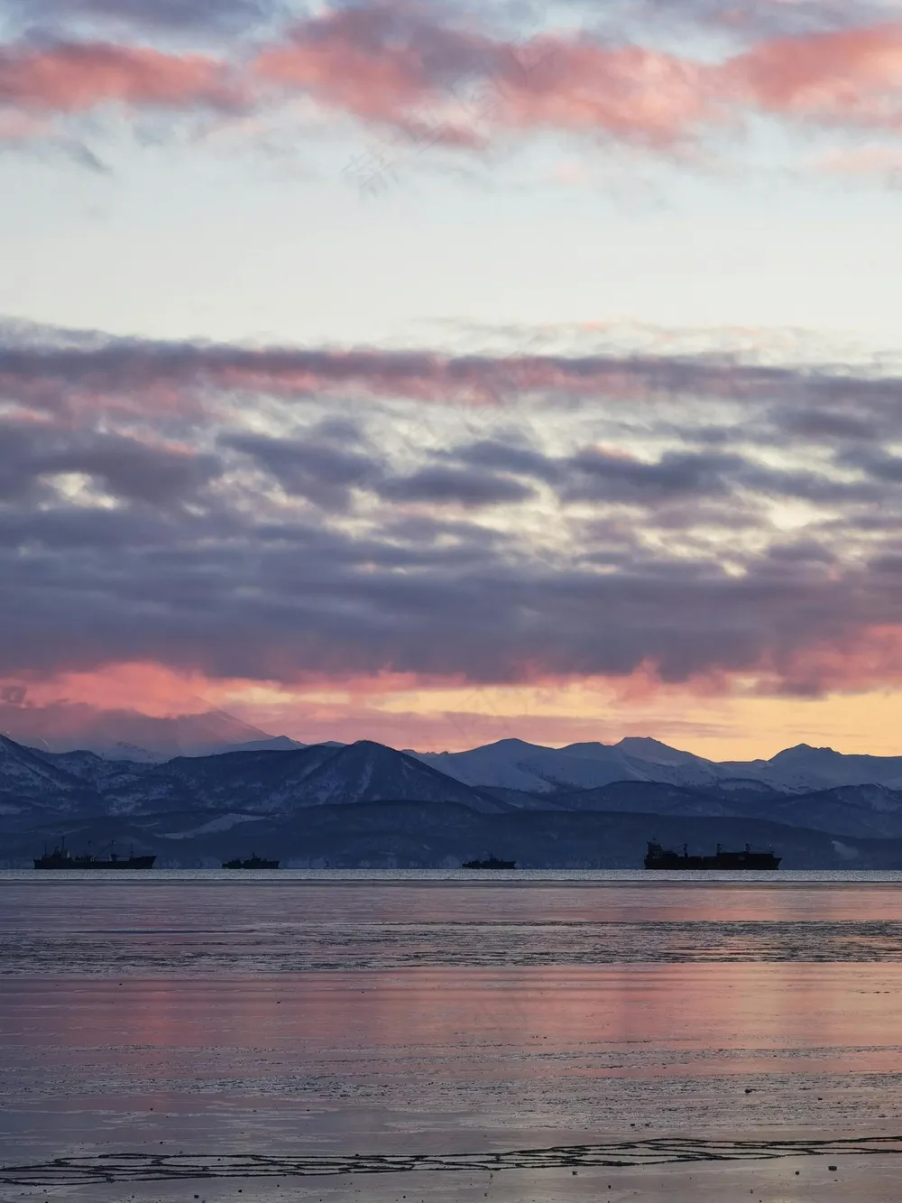 暮色苍茫下的宁静湖面。