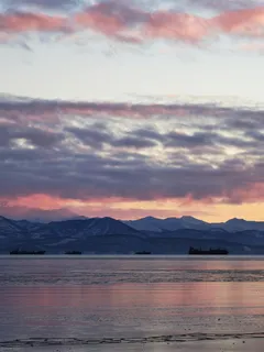 暮色苍茫下的宁静湖面。