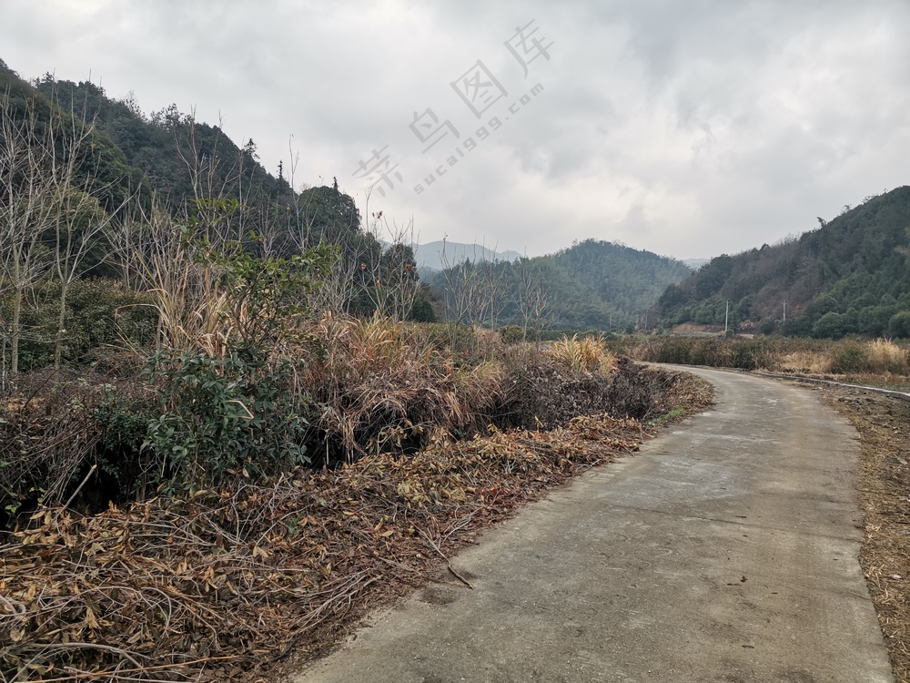 乡村的山与马路