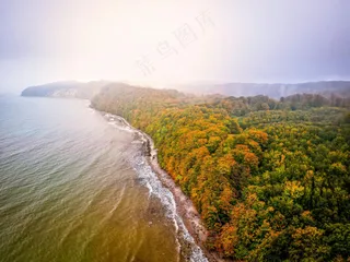 秋日海岸线：航拍下的色彩交响曲