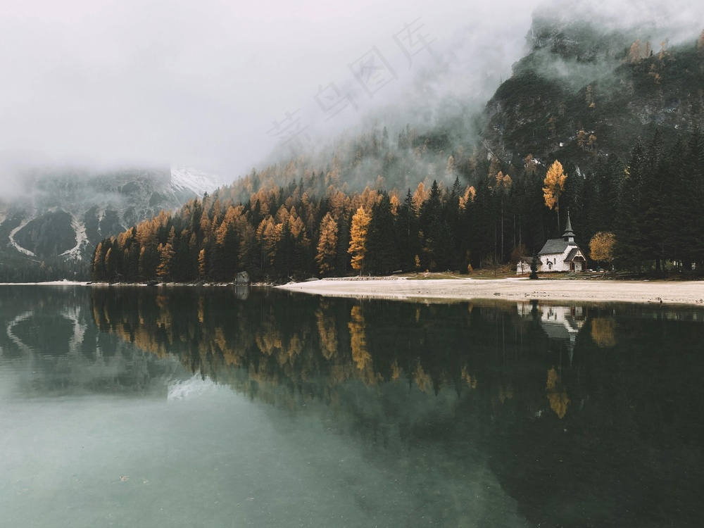 静谧湖畔的秋意浓情