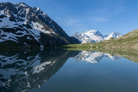 雪顶山脉映绿湖·自然壮丽风·蓝绿白交织·美景壁纸照