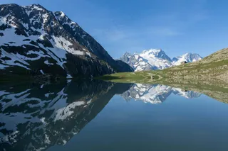 雪顶山脉映绿湖·自然壮丽风·蓝绿白交织·美景壁纸照