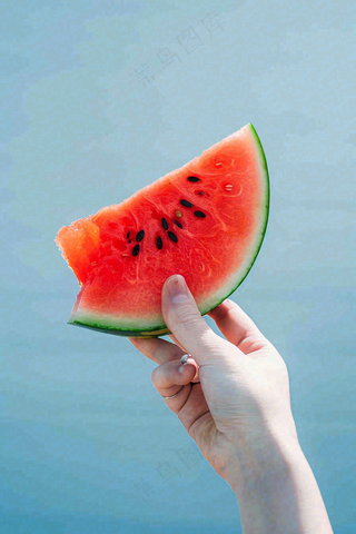 夏日解暑西瓜手握西瓜清凉夏至大暑处暑摄影图