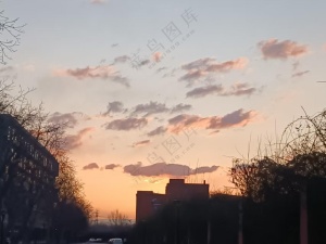 星星点点的云