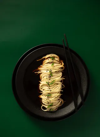 小面阳春面暗调柔光墨绿色背景俯拍竖图海报灯箱招牌