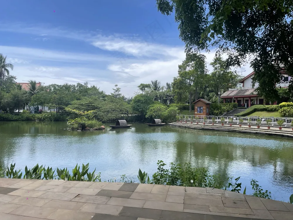 蓝天白云小湖