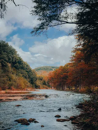 秋日河流韵，宁静自然情