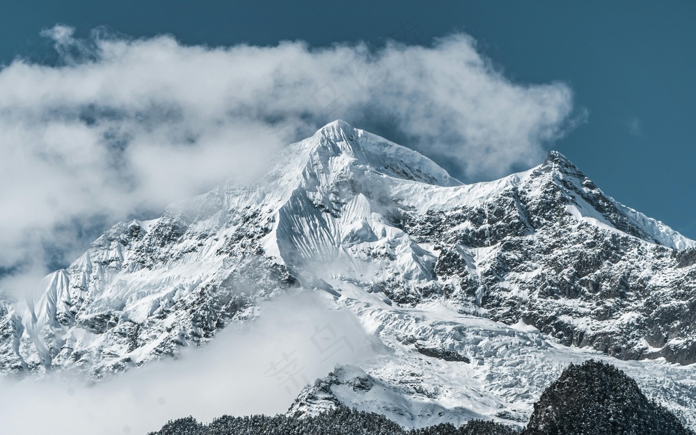 雪覆群峰的壮丽景色