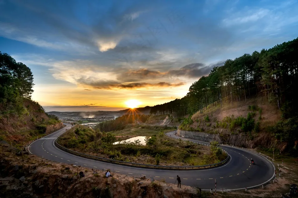 夕阳映山路，宁静享自然