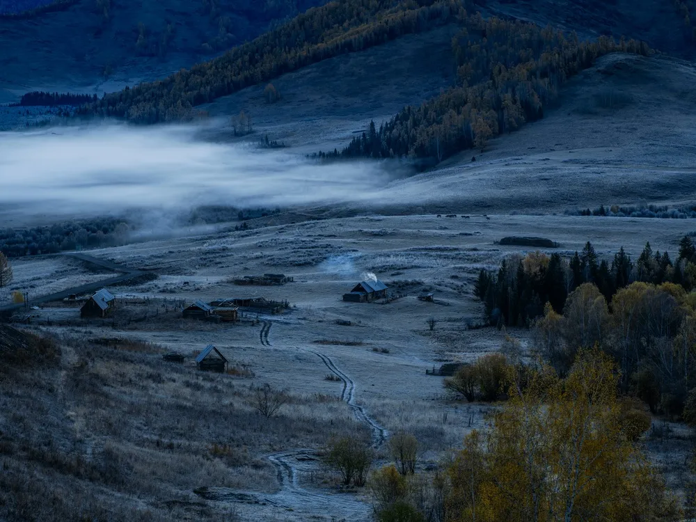 秋日山间晨雾，静谧乡村画卷