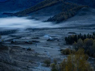 秋日山间晨雾，静谧乡村画卷