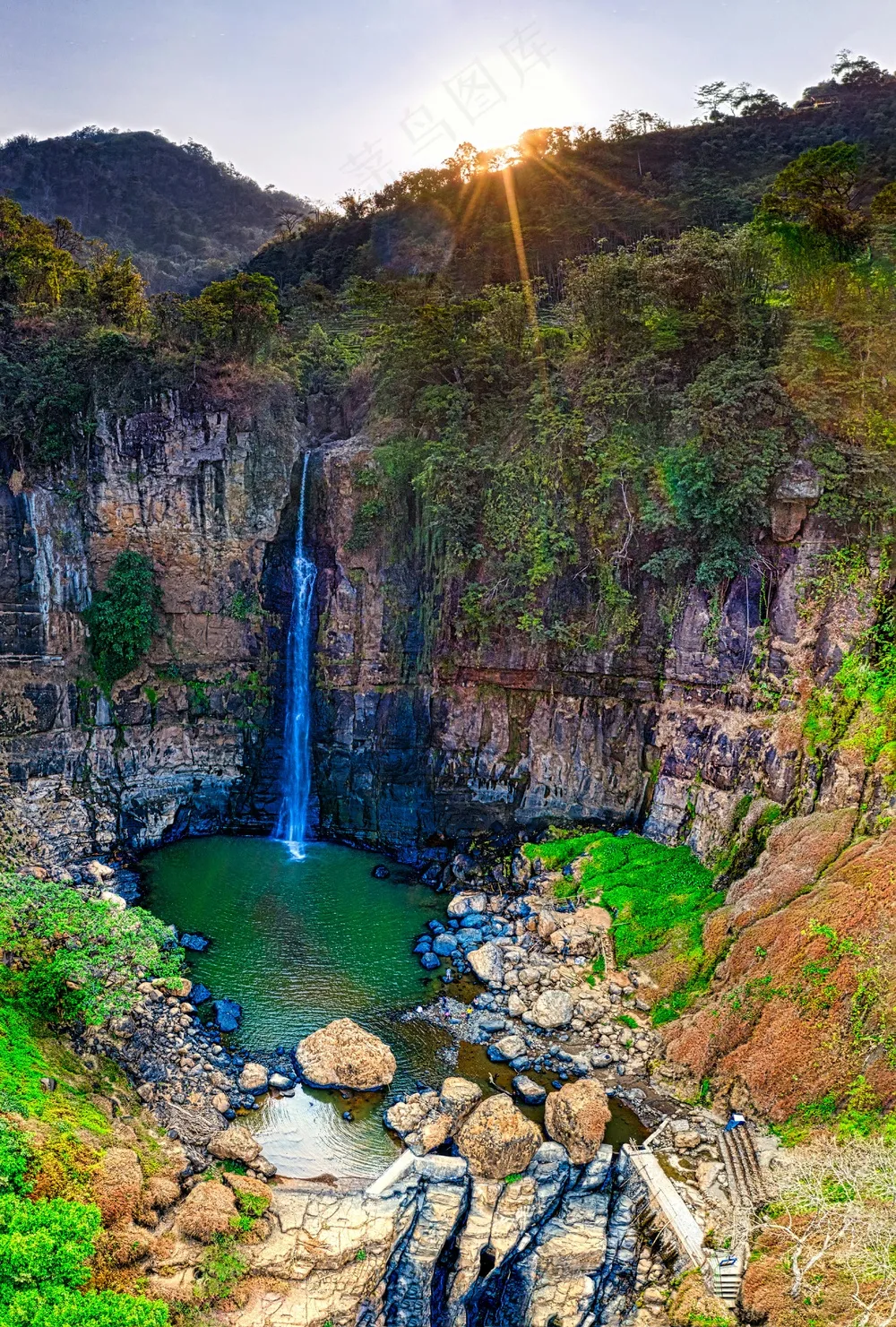 夕阳下的翠谷瀑布