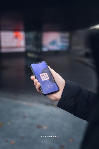 户外模特手持手机样机PS模板-04