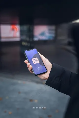 户外模特手持手机样机PS模板-04