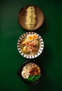 小面阳春面鸡蛋焖虾面牛肉面组合暗调柔光墨绿色背景俯拍竖图海报灯箱招牌