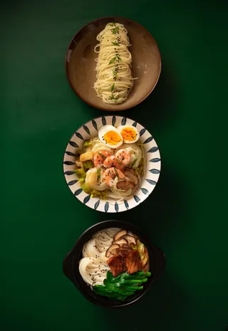 小面阳春面鸡蛋焖虾面牛肉面组合暗调柔光墨绿色背景俯拍竖图海报灯箱招牌