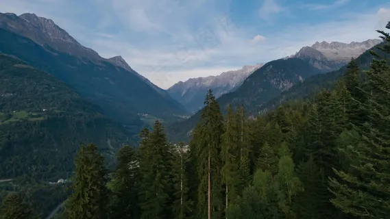 静谧山谷:自然绿意与雄伟山脉的和谐交响 静谧山谷:自然绿意与雄伟山脉的和谐交响