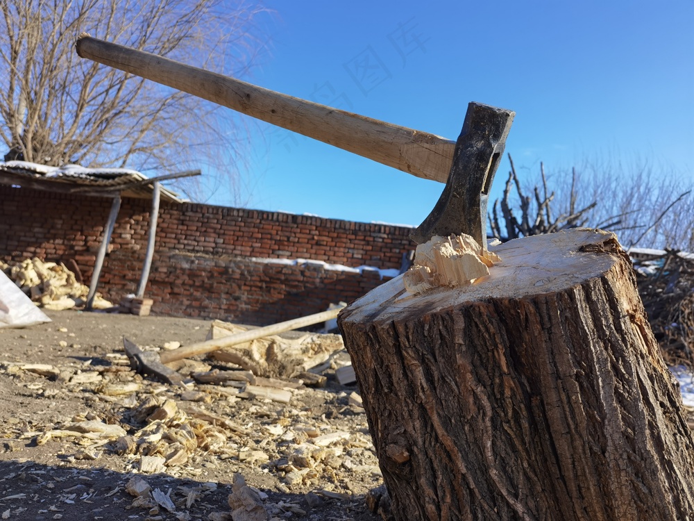 树木斧头生活摄影图