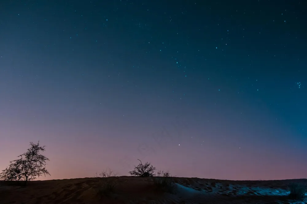暮色中的宁静海岸线