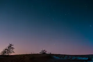 暮色中的宁静海岸线